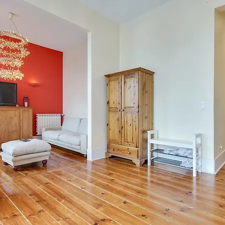 Bright & Beautiful Top Floor Graca Flat