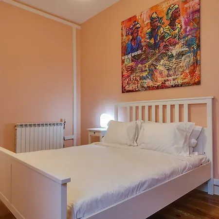 Bright & Beautiful Top Floor Graca Flat