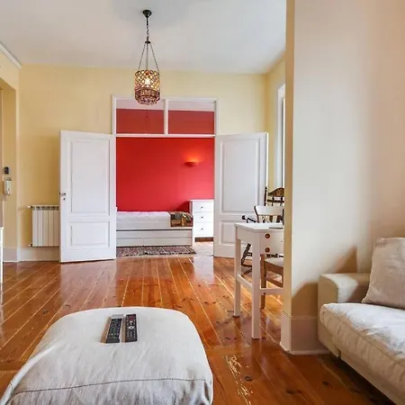 Bright & Beautiful Top Floor Graca Flat Apartmán