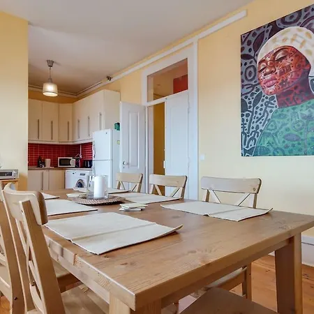 Bright & Beautiful Top Floor Graca Flat