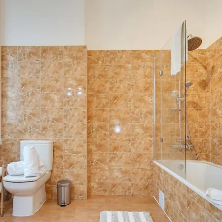 Bright & Beautiful Top Floor Graca Flat דירה ליסבון