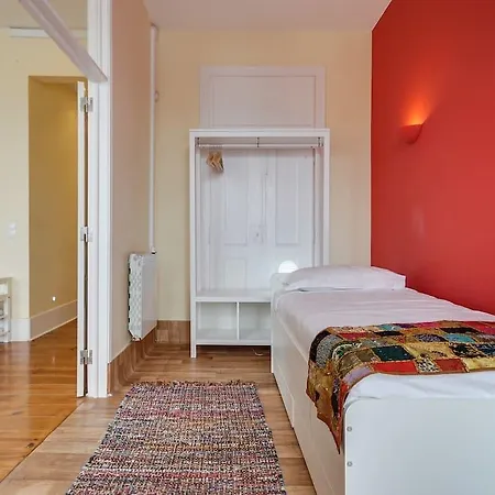 Bright & Beautiful Top Floor Graca Flat דירה
