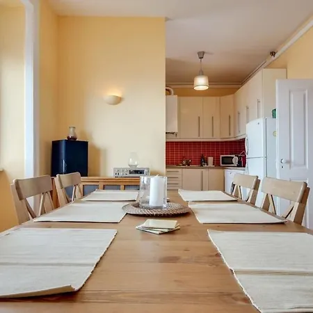Bright & Beautiful Top Floor Graca Flat *