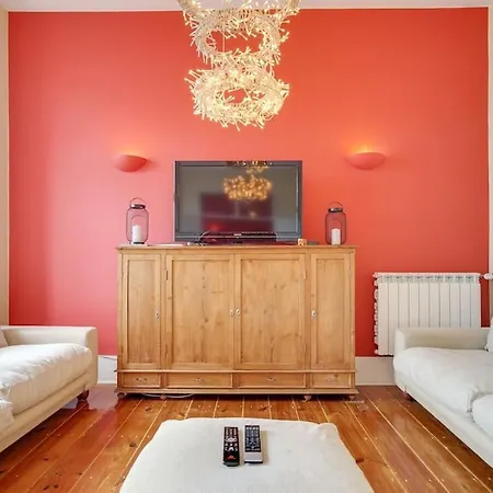 Bright & Beautiful Top Floor Graca Flat *