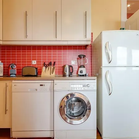 Bright & Beautiful Top Floor Graca Flat דירה