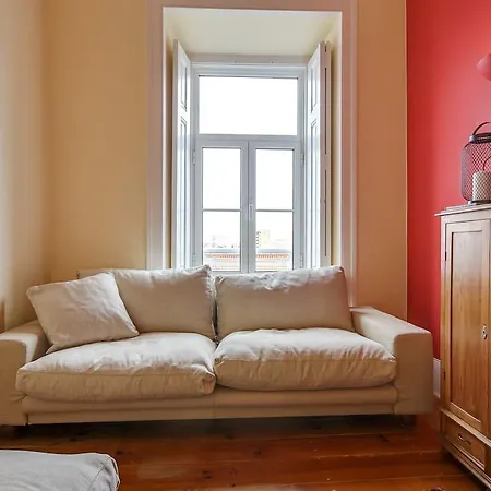 Bright & Beautiful Top Floor Graca Flat *