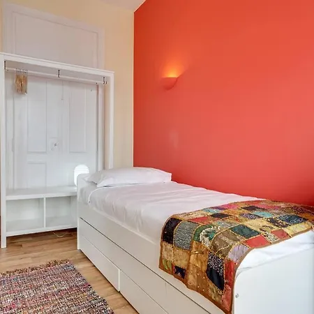 Bright & Beautiful Top Floor Graca Flat