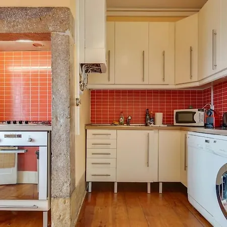 Bright & Beautiful Top Floor Graca Flat *